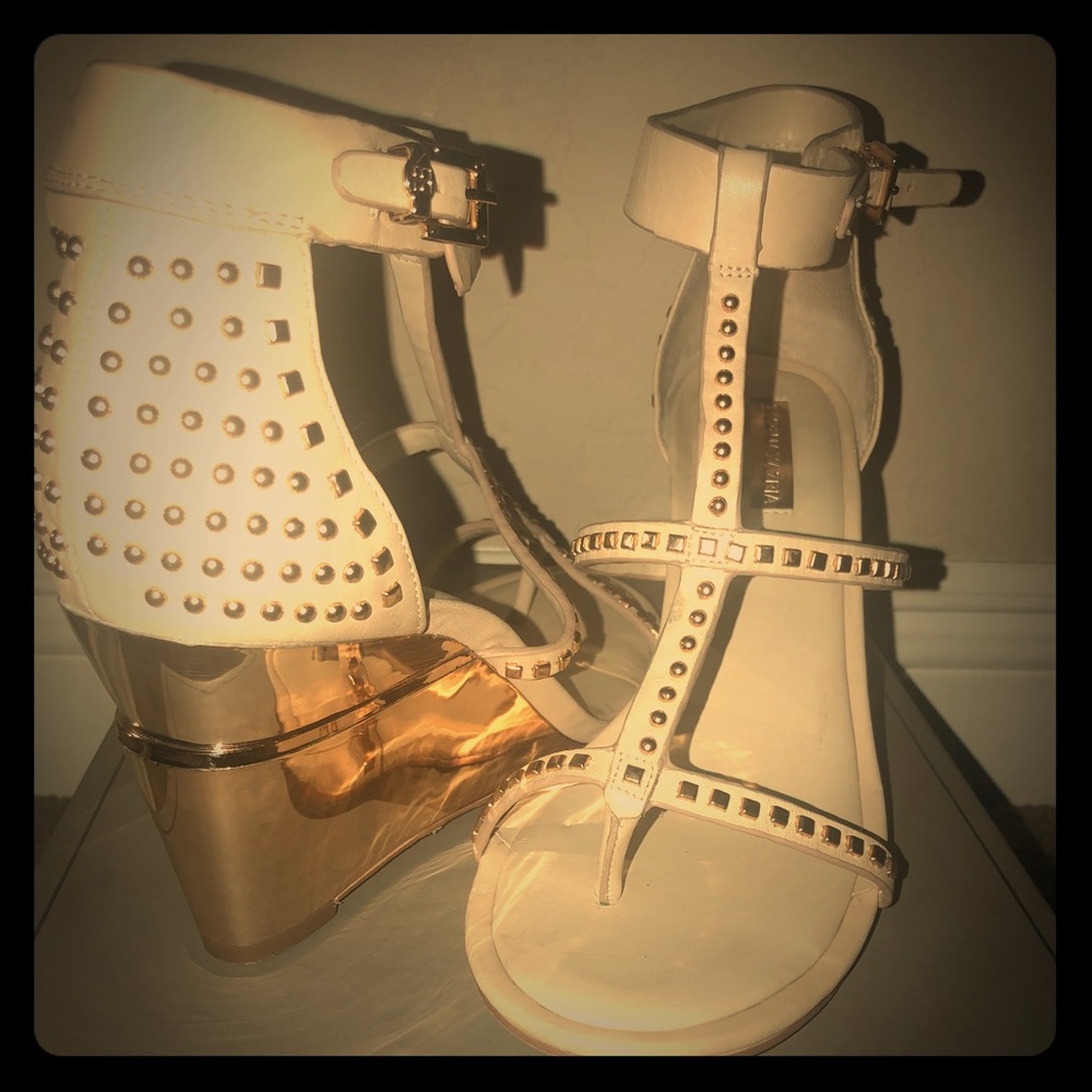 BCBGMAXAZRIA GOLD STUDDED WEDGES